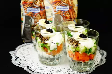 Салат с диким рисом, форелью и свежими огурцами: шаг 5