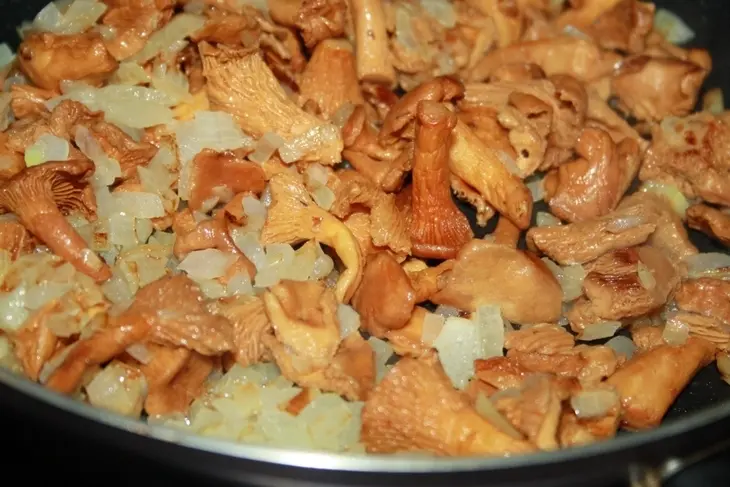 Песочный пирог с лисичками, курицей и диким рисом: шаг 7