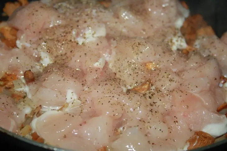Песочный пирог с лисичками, курицей и диким рисом: шаг 8