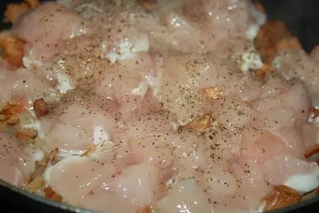 Песочный пирог с лисичками, курицей и диким рисом: шаг 8