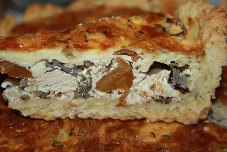 Песочный пирог с лисичками, курицей и диким рисом: шаг 17