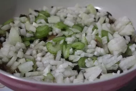 Курица "рыцарь в доспехах"  с диким рисом акватика и свежими и сухими грибами: шаг 5