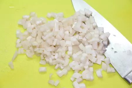 Салат с кальмаром, маринованным луком и овощами: шаг 3