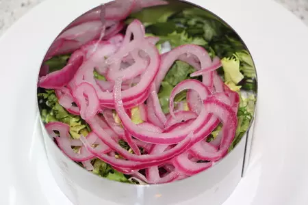 Салат с кальмаром, маринованным луком и овощами: шаг 4