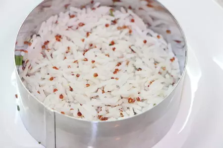 Салат с кальмаром, маринованным луком и овощами: шаг 5