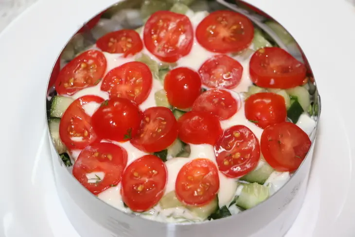 Салат с кальмаром, маринованным луком и овощами: шаг 6