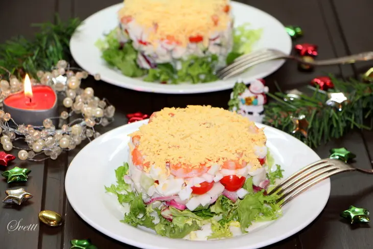 Салат с кальмаром, маринованным луком и овощами: шаг 7