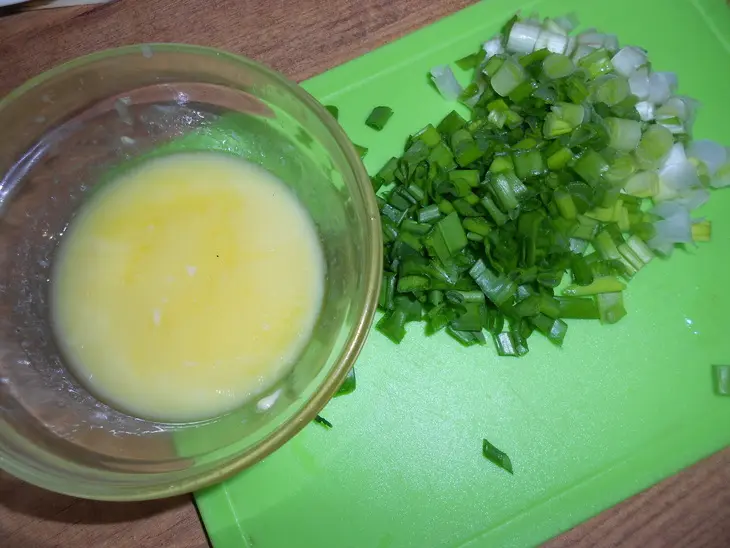 Рулет с рисом акватика микс, яйцом и зеленым луком под сырной корочкой: шаг 2