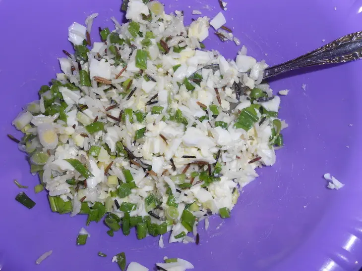 Рулет с рисом акватика микс, яйцом и зеленым луком под сырной корочкой: шаг 4