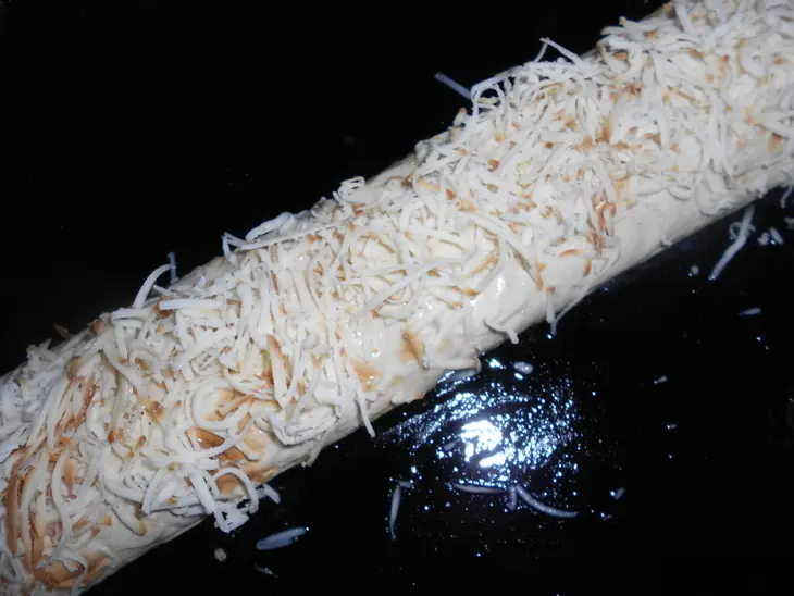 Рулет с рисом акватика микс, яйцом и зеленым луком под сырной корочкой: шаг 6