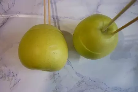 Куриная печень с яблоком в яблоке: шаг 3