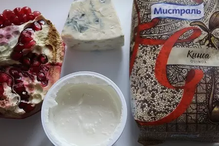Праздничная закуска с киноа, гранатом, голубым и сливочным сырами: шаг 1