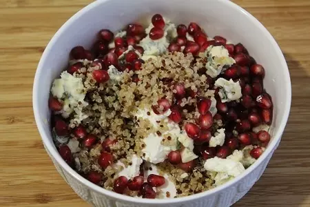 Праздничная закуска с киноа, гранатом, голубым и сливочным сырами: шаг 3