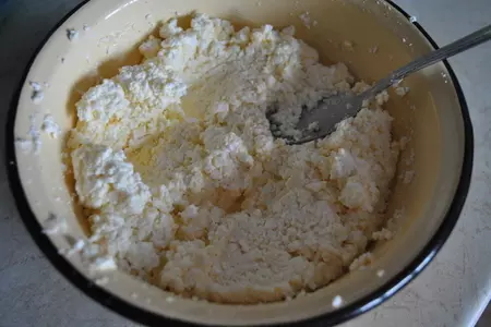 Ватрушки с творогом и ягодами: шаг 2