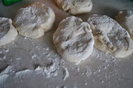 Ватрушки с творогом и ягодами: шаг 3