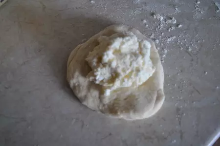 Ватрушки с творогом и ягодами: шаг 4