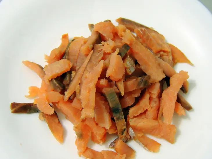 Салат с рисом и копчёной рыбой: шаг 2