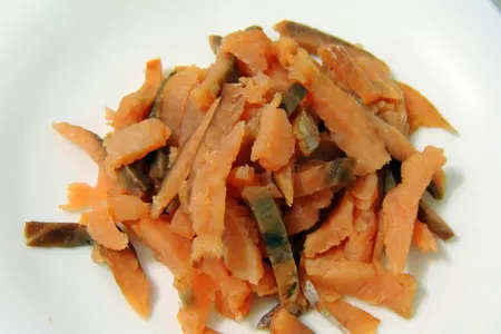 Салат с рисом и копчёной рыбой: шаг 2