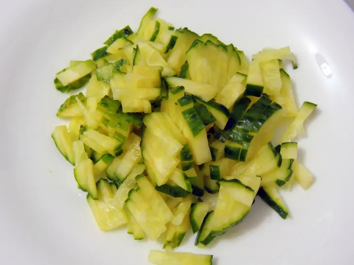 Салат с рисом и копчёной рыбой: шаг 3