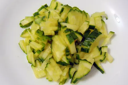 Салат с рисом и копчёной рыбой: шаг 3