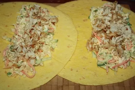 Тортильи-гриль с капустно-морковным салатом и курицей: шаг 5