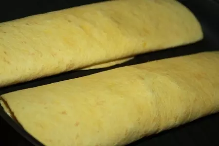 Тортильи-гриль с капустно-морковным салатом и курицей: шаг 7