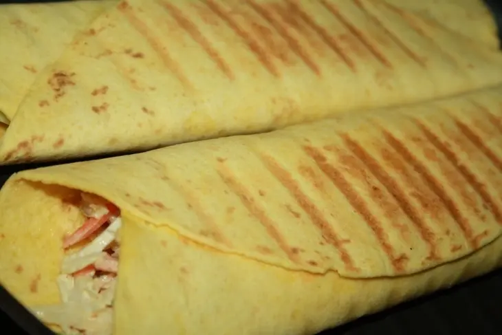 Тортильи-гриль с капустно-морковным салатом и курицей: шаг 8