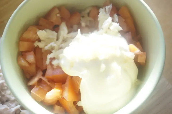 Салат с рисом, овощами и сухариками: шаг 2