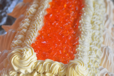 Бисквитный торт с ванильным кремом и "красной икрой": шаг 4
