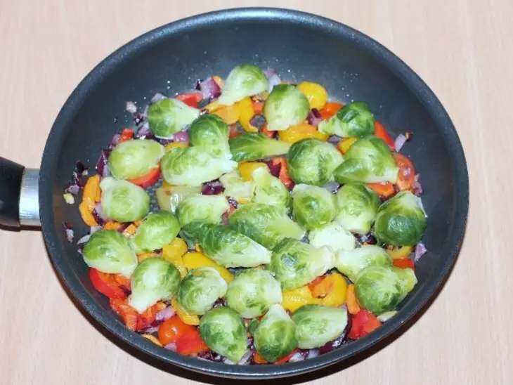 Теплый салат с овощами, рисом и киноа: шаг 5