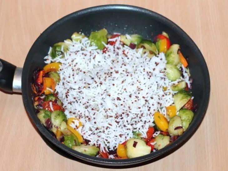 Теплый салат с овощами, рисом и киноа: шаг 6