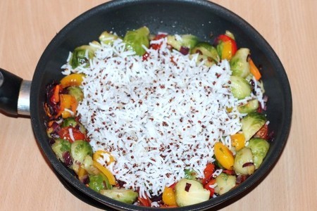 Теплый салат с овощами, рисом и киноа : шаг 6