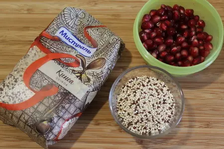 Салат с киноа, гранатом, авокадо, голубым сыром и миндалем под пикантной заправкой: шаг 1