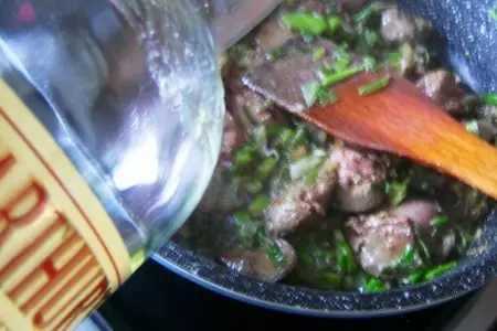 Теплый салат с куриной печенью и карамельными помидорами. спасибо swetа1.: шаг 2