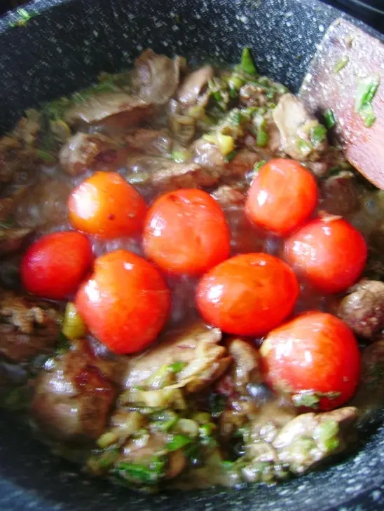 Теплый салат с куриной печенью и карамельными помидорами. спасибо swetа1.: шаг 3
