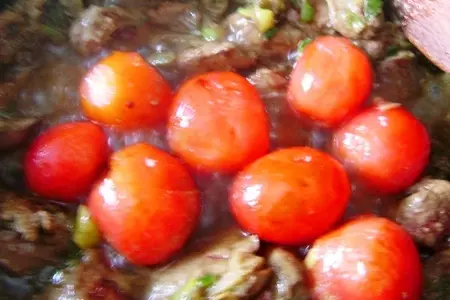 Теплый салат с куриной печенью и карамельными помидорами. спасибо swetа1.: шаг 3