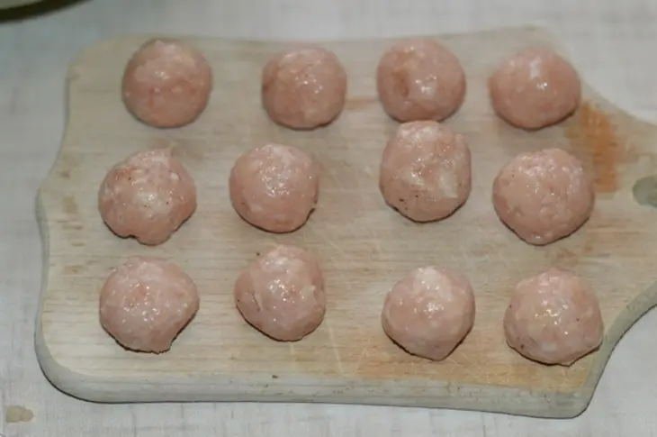 Суп с куриными фрикадельками, овощами и пастой: шаг 2