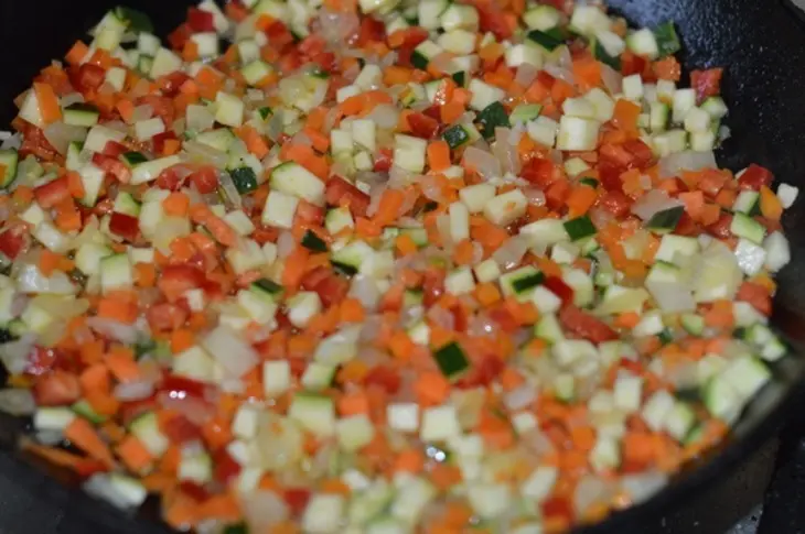 Суп с куриными фрикадельками, овощами и пастой: шаг 4