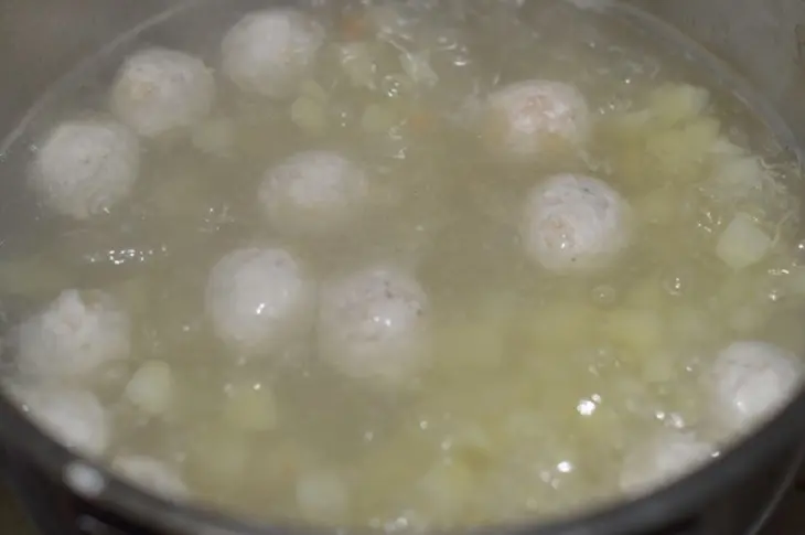 Суп с куриными фрикадельками, овощами и пастой: шаг 5