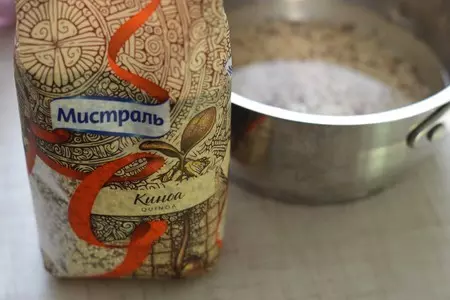 Салат с апельсином, хурмой и киноа: шаг 1