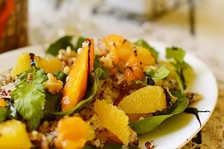 Салат с апельсином, хурмой и киноа: шаг 4