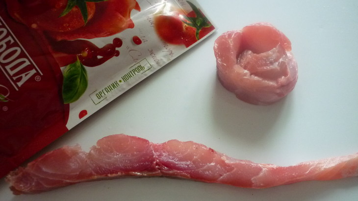Отварная рыба "розочки" с кетчупом: шаг 1