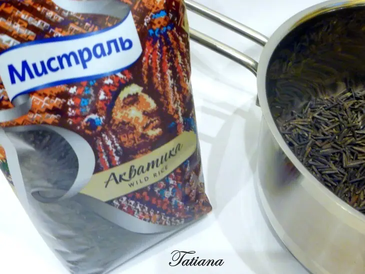 Салат слоеный праздничный с диким рисом: шаг 2