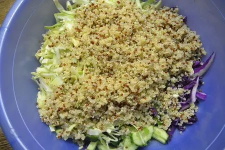 Салат овощной с киноа: шаг 5