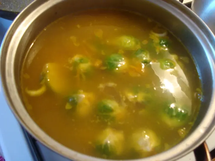 Суп с брюссельской капустой и киноа на курином бульоне: шаг 6