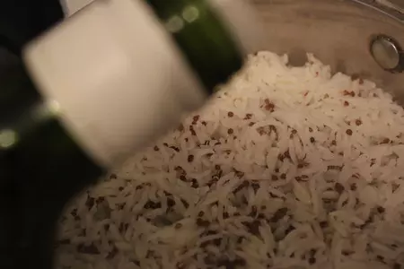 Куриные ножки запеченные в паприке с гарниром из риса басмати quinoa mix и зеленого горошка: шаг 5