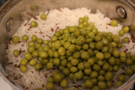 Куриные ножки запеченные в паприке с гарниром из риса басмати quinoa mix и зеленого горошка: шаг 6