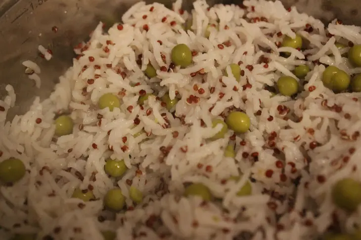 Куриные ножки запеченные в паприке с гарниром из риса басмати quinoa mix и зеленого горошка: шаг 7