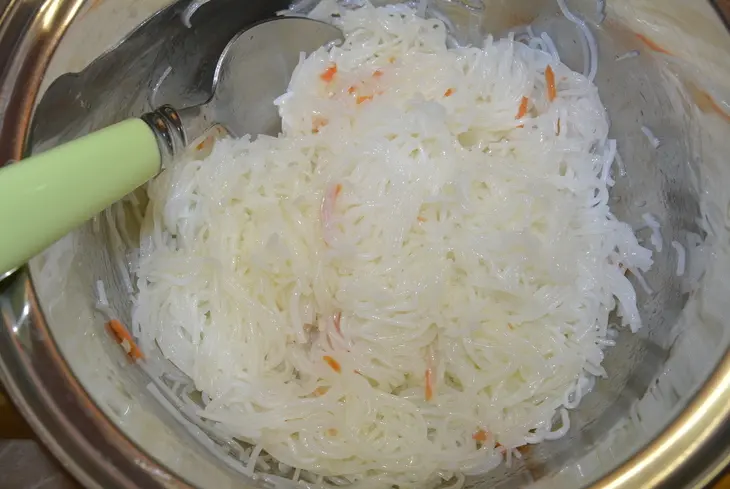 Салат овощной с фунчозой и "черной" заправкой: шаг 5