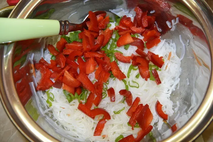 Салат овощной с фунчозой и "черной" заправкой: шаг 6